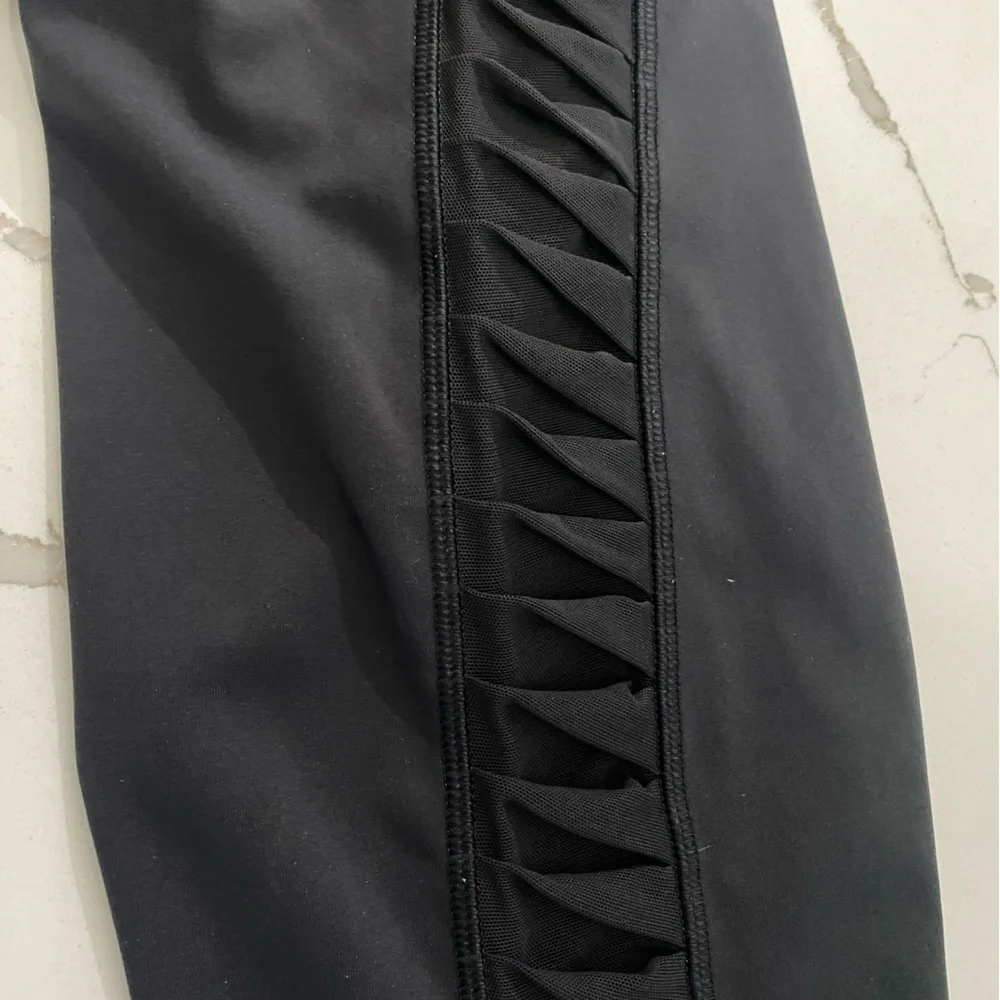 EUC!‎ Lululemon Sunshine Salutation Crop Leggings Mesh Inserts Black Size 4